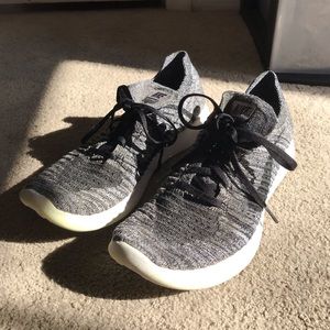 NIKE FREE RUNNING SNEAKS